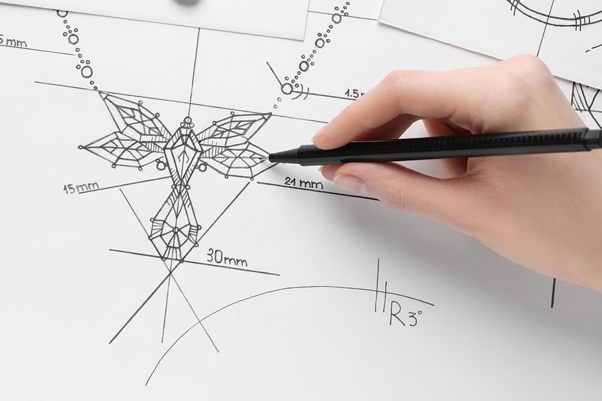 実物試作品を製作し、着用感や重量感、光の反射など3Dでは分からない部分を徹底検証している様子
