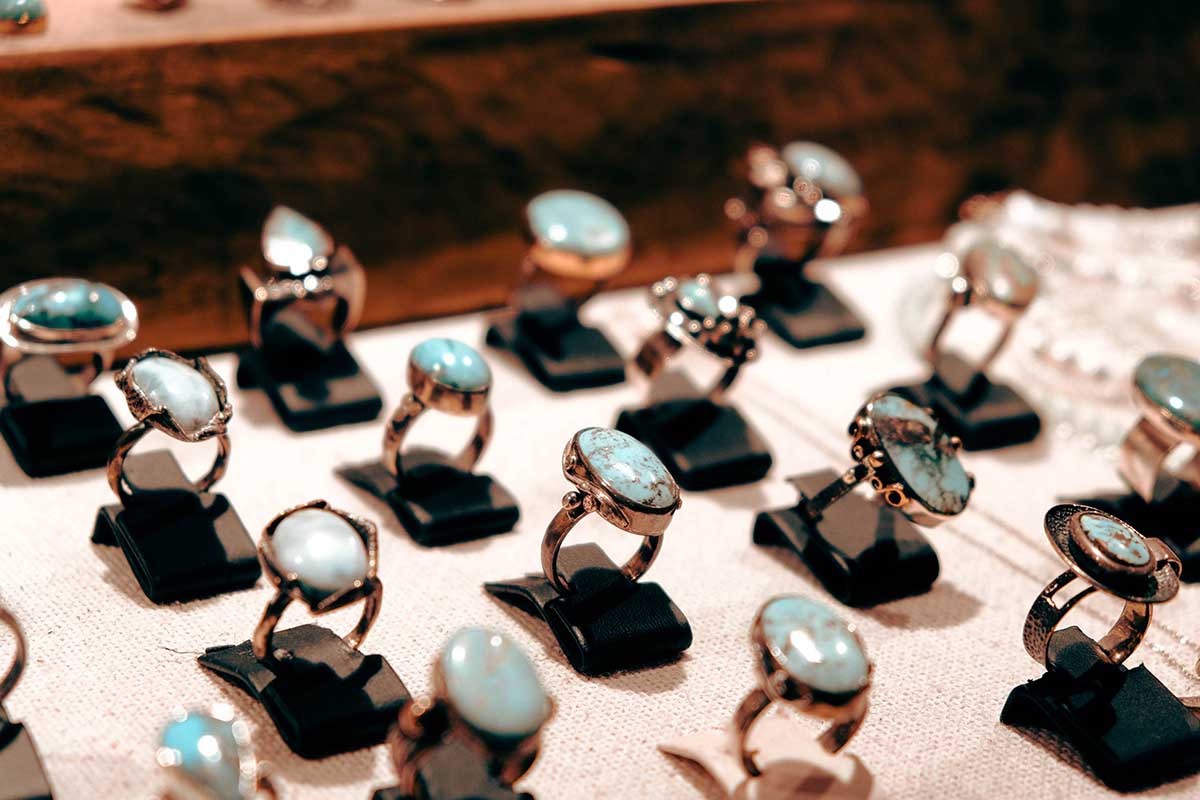 小ロット30個から大量生産1000個まで対応可能なロット別製造の様子