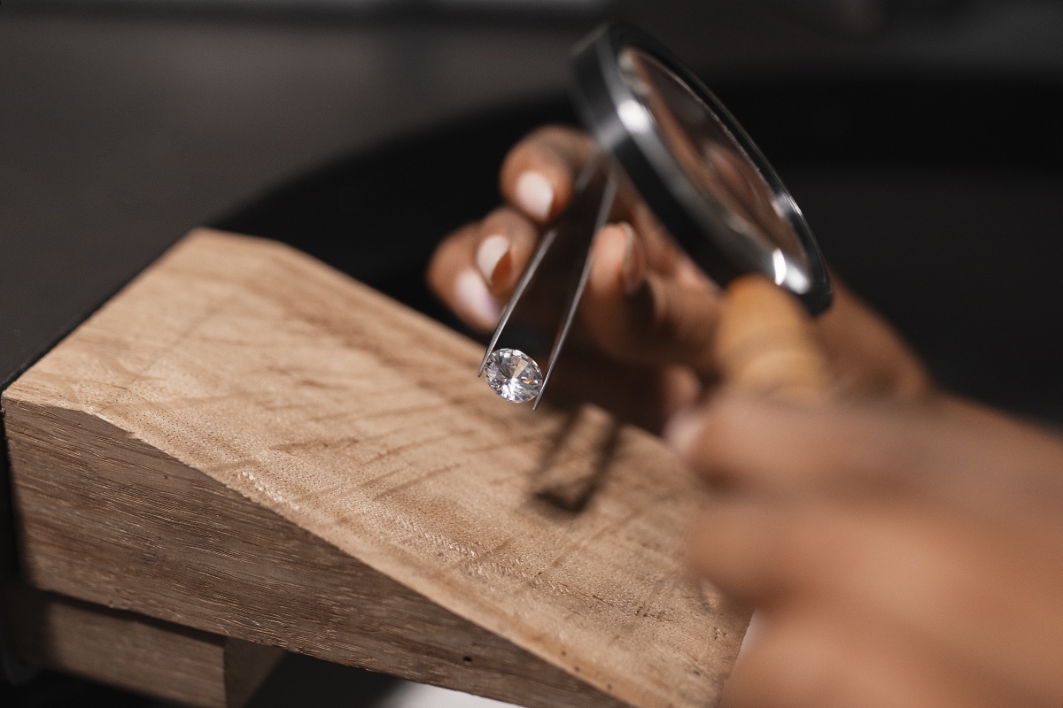 5段階の品質検査を全数検品で実施し不良率1%未満を保証する様子