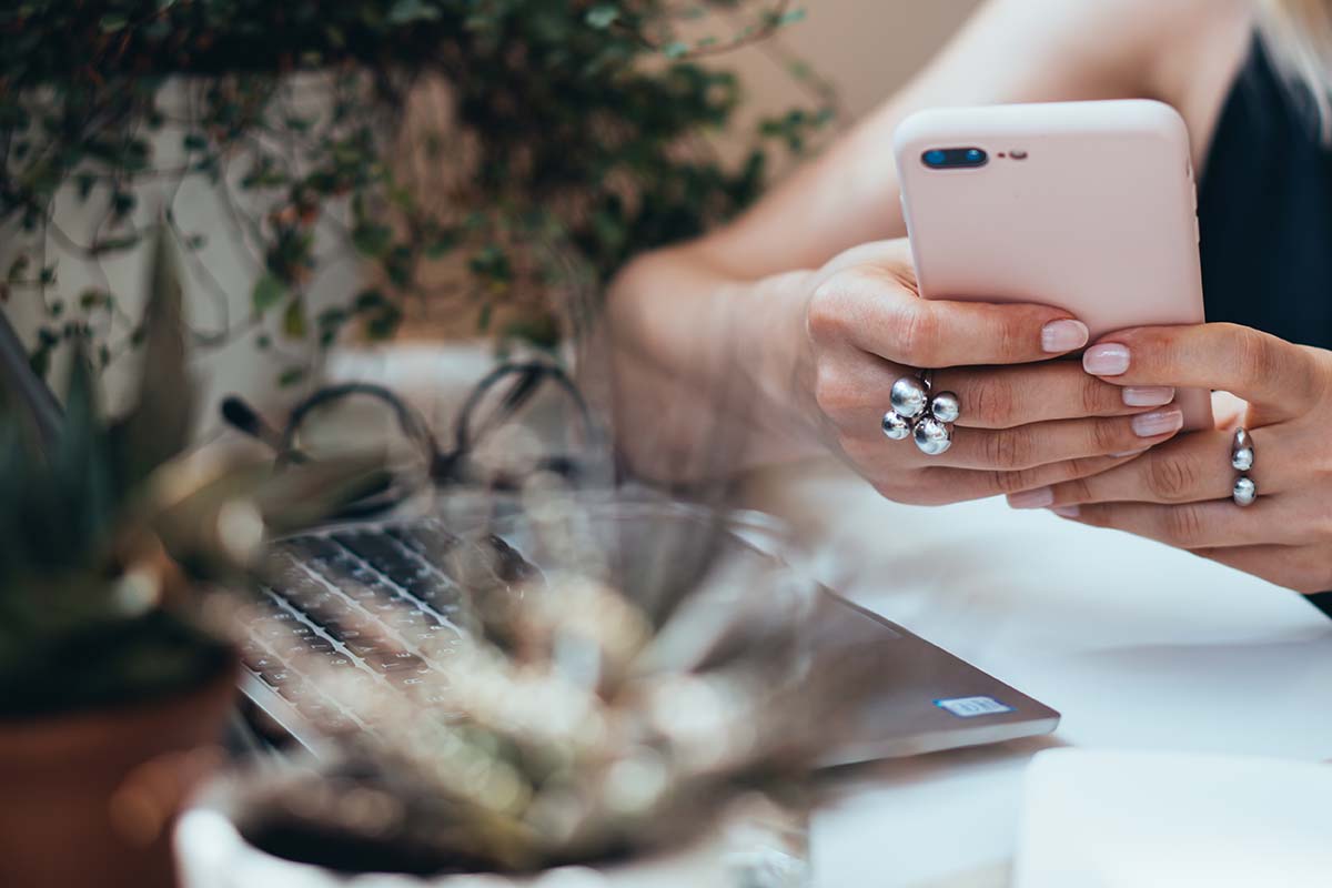 スマートフォンでジュエリーを見る顧客