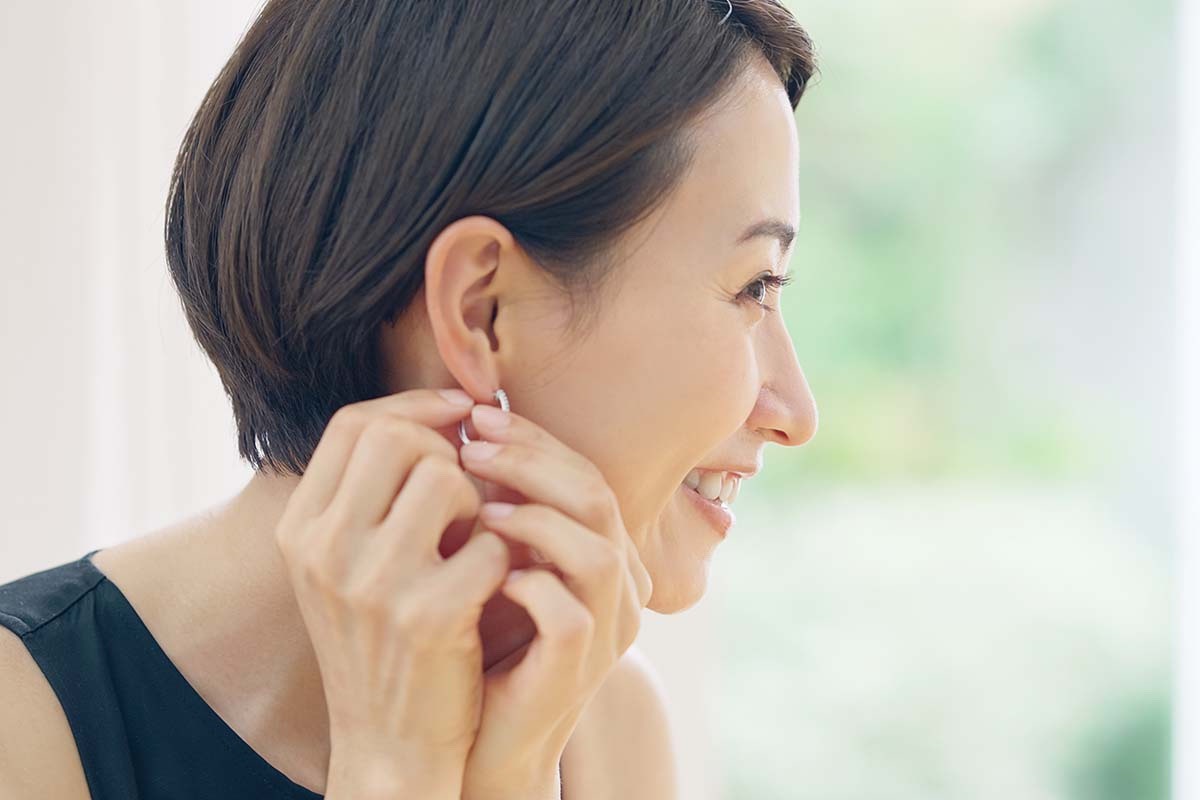 既存顧客300名以上のデータを分析し、ジュエリーへの潜在需要を数値化している様子