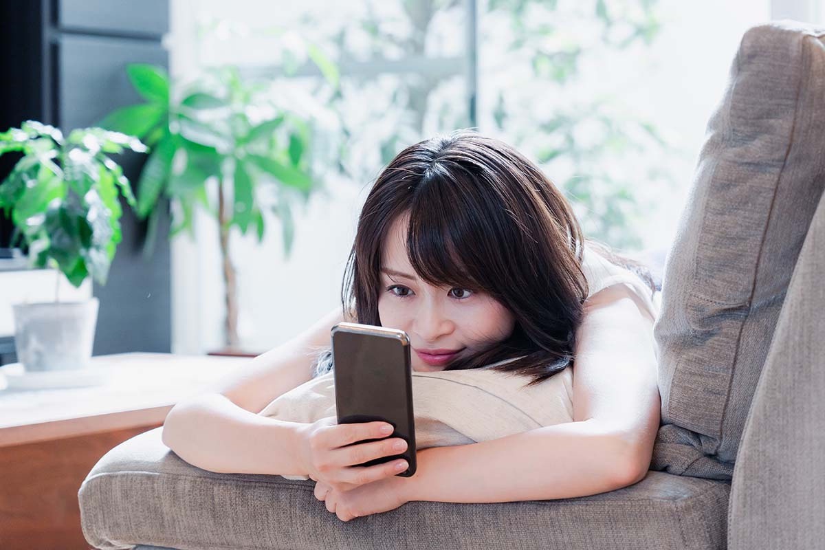 国内外のジュエリー市場を調査し、競合ブランドの成功パターンと失敗パターンを分析している様子