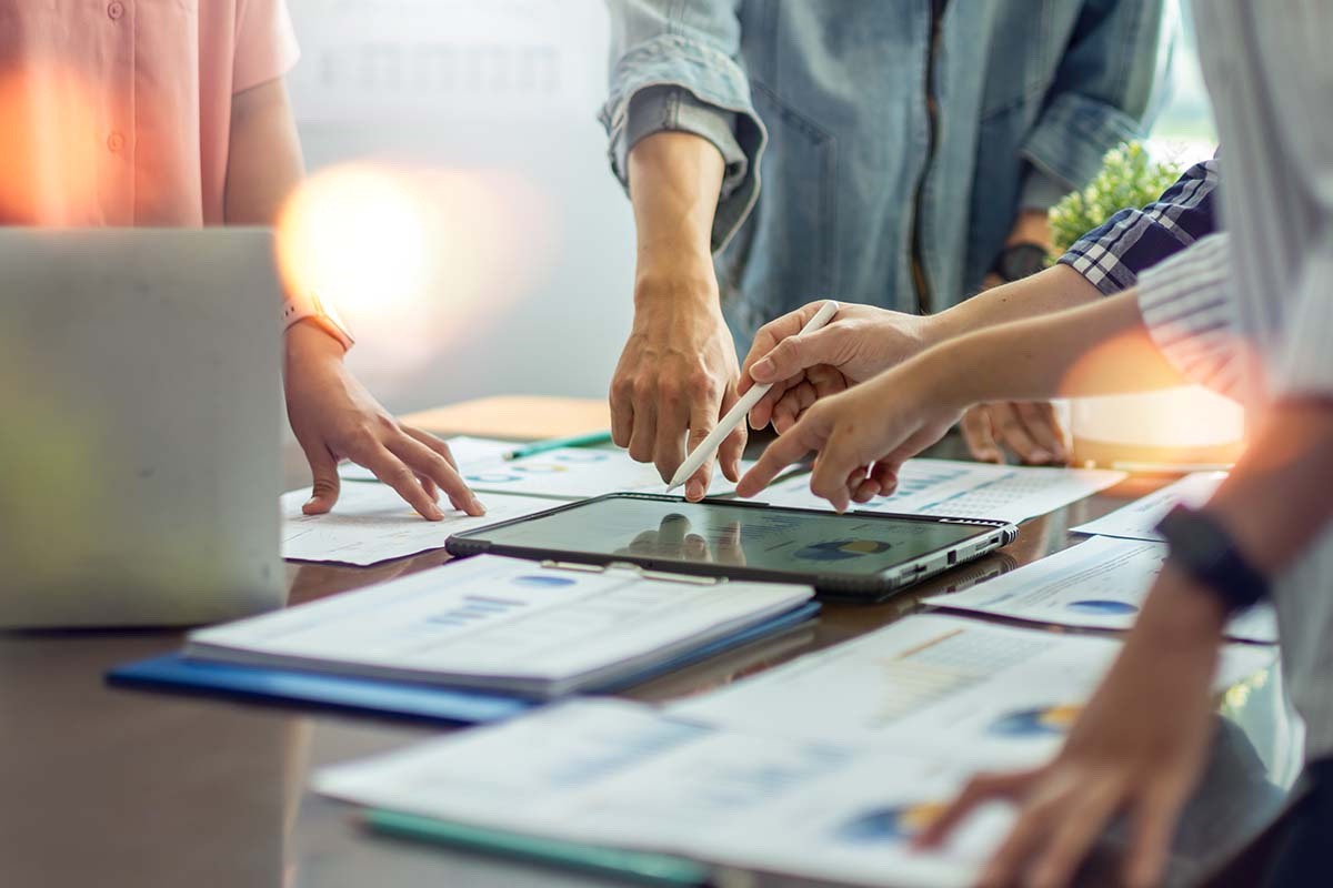 3つのシナリオで売上を予測し、リスクとリターンを明確化した事業計画を策定している様子